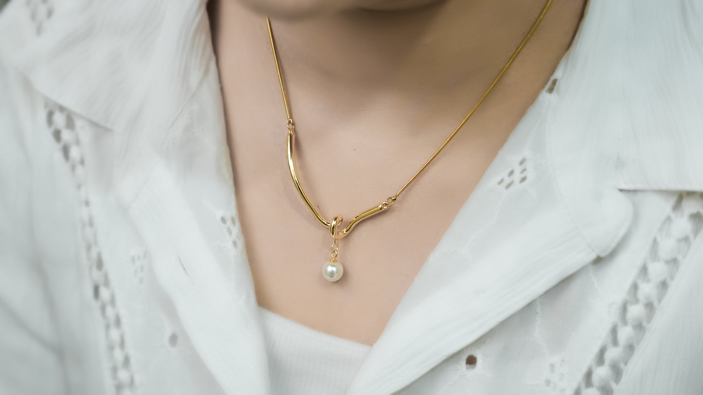 Pearl Arc Pendant with Snake Chain