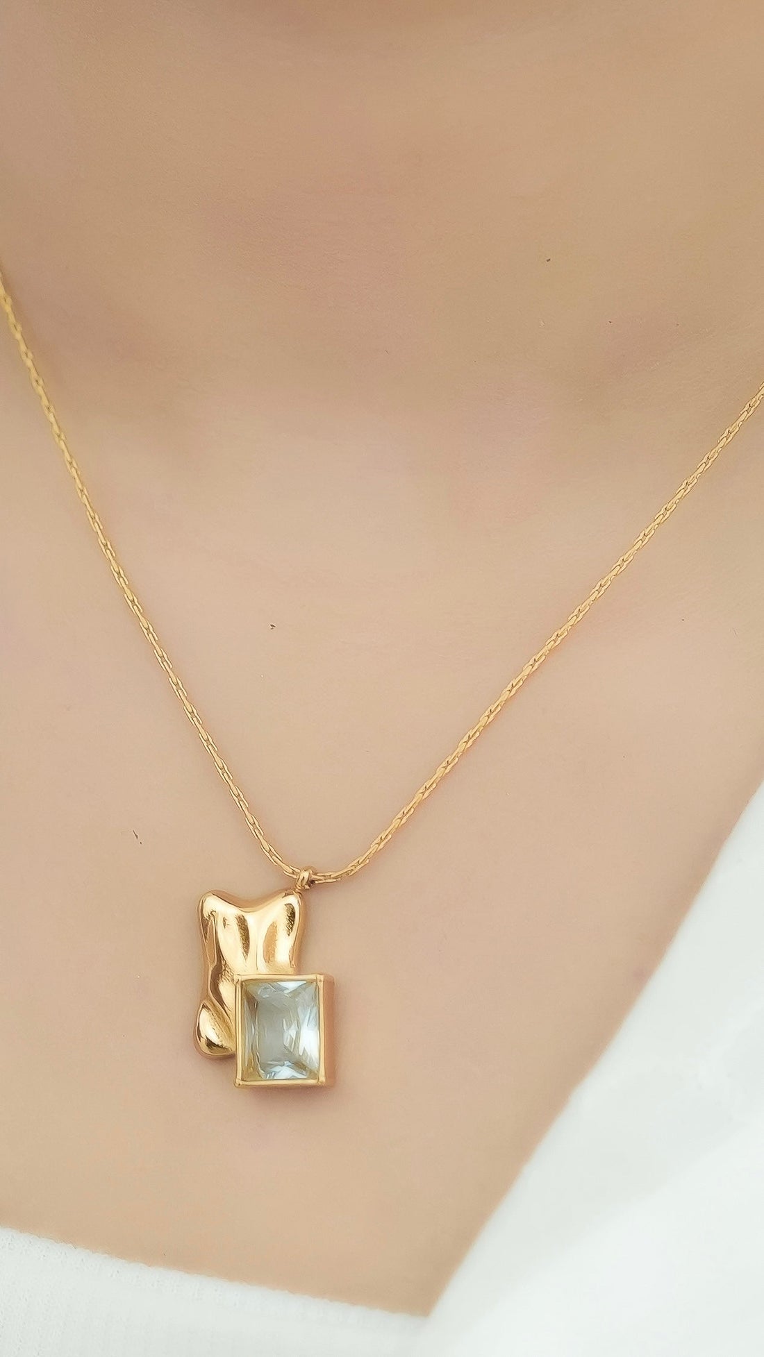 Bloom Pendant With Chain