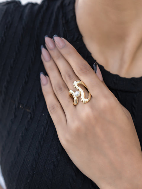 Captivating gold ring